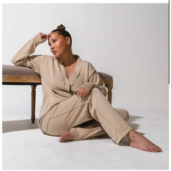 La Voute knit cardigan and pant set. - Picture 2 of 4